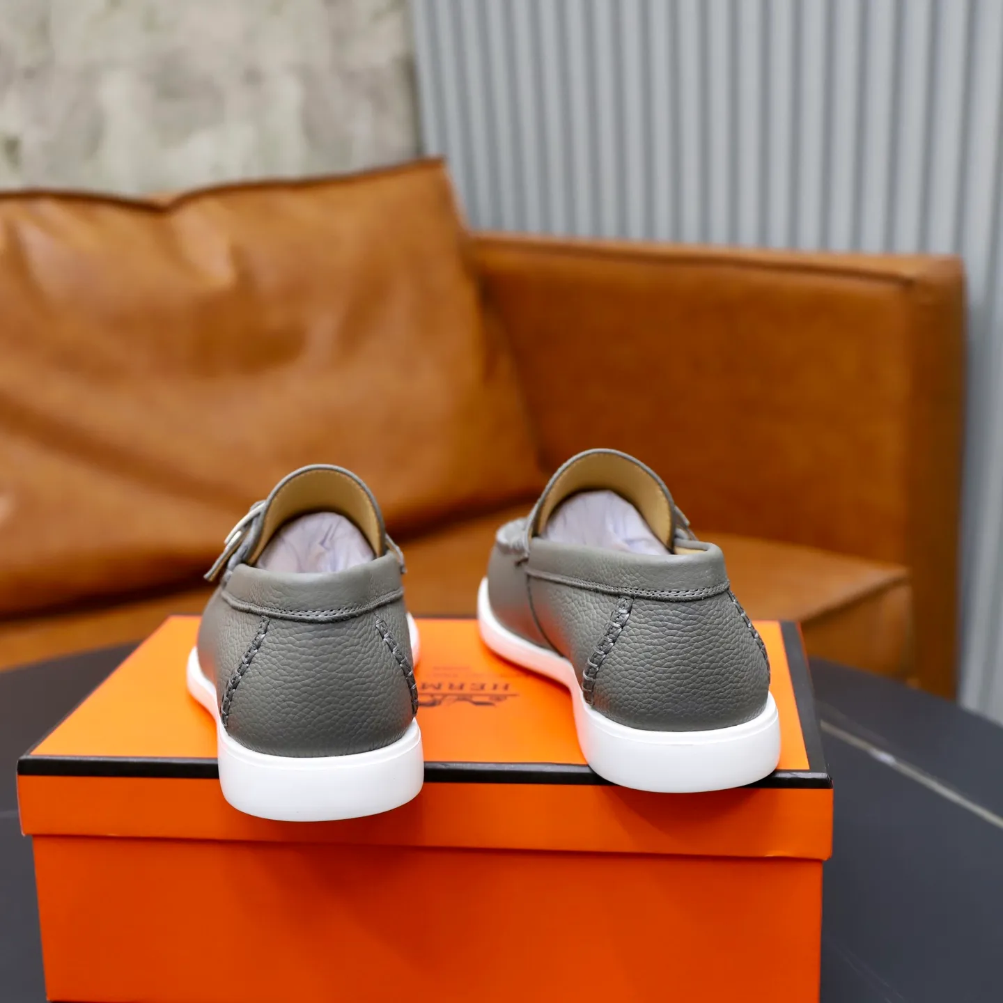 Ex-factory price: 560💰Hermès/Hermès slip-on men's shoes. This shoe is made of imported pebbled cowhide. It has simple and smooth lines and is combined with aerodynamically designed 3CM rubber foam ultra-light soles! Youthful and fashionable, classic H-shaped hardware buckle decoration, calf lining gently wraps the feet, with logo cowhide feet, casual and urban style, highlighting youthful vitality, sports and leisure version, super versatile, code number: 38-39-40-41-42-43-44 standard leather shoe size (45 can be customized but does not support returns)